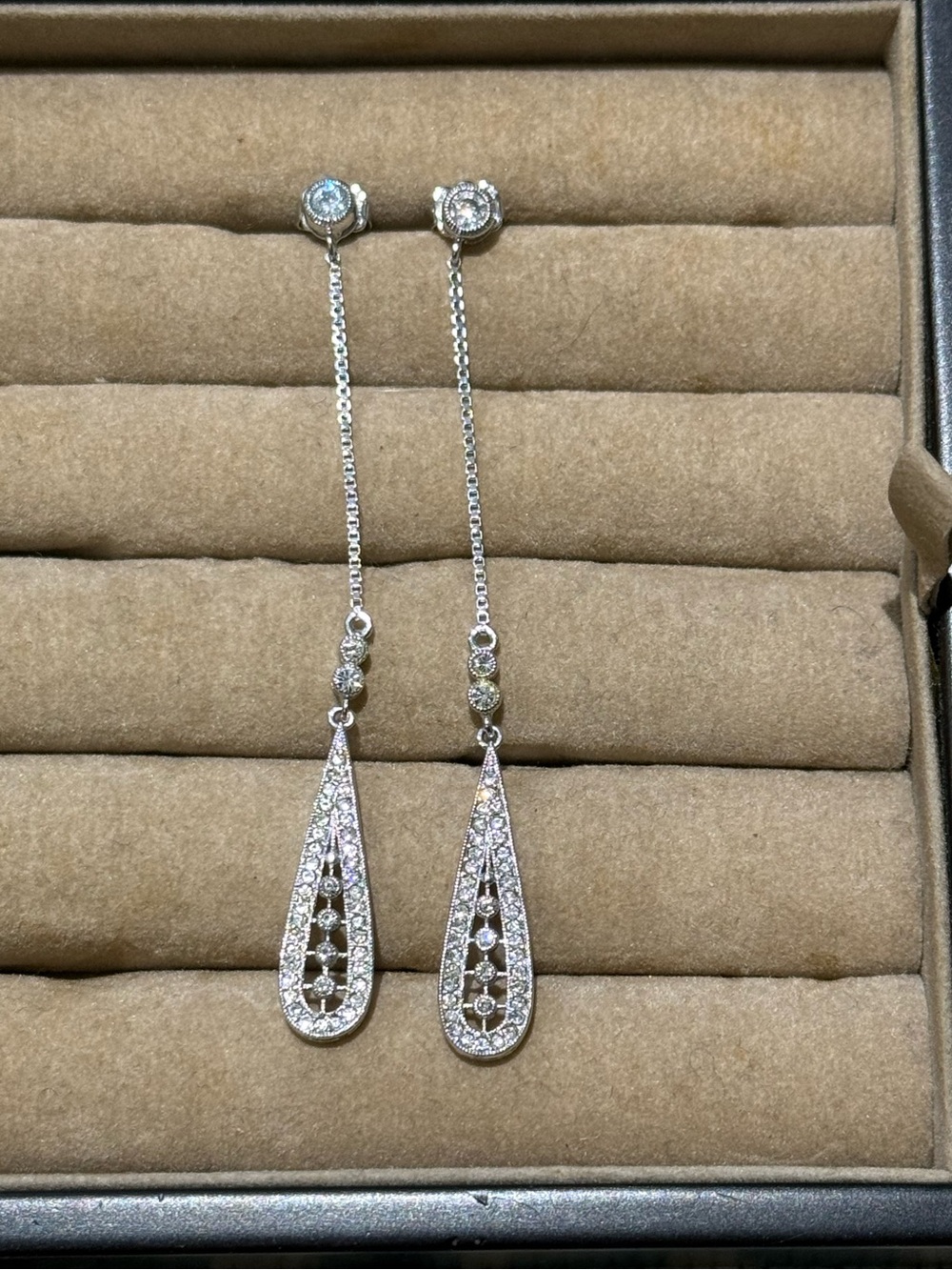 Crystal drop earrings. - Picture 3 of 4